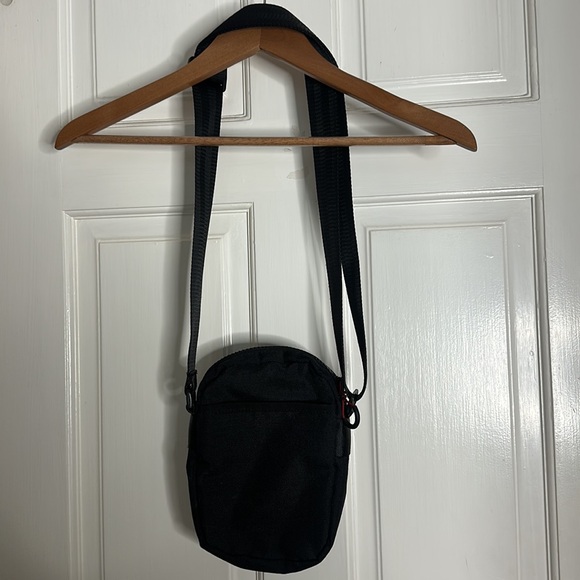 Nike over the shoulder travel bag never used black and white - Picture 2 of 2